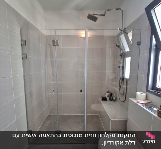 מקלחון זכוכית עם ראש מקלחת מרובע